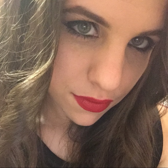 Meet your Posher, Janelle - Picture 4 of 6